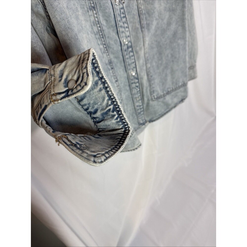 Wild Fable Women's Long Sleeve Oversized Denim Western Shirt Light Wash Size S - Picture 4 of 8
